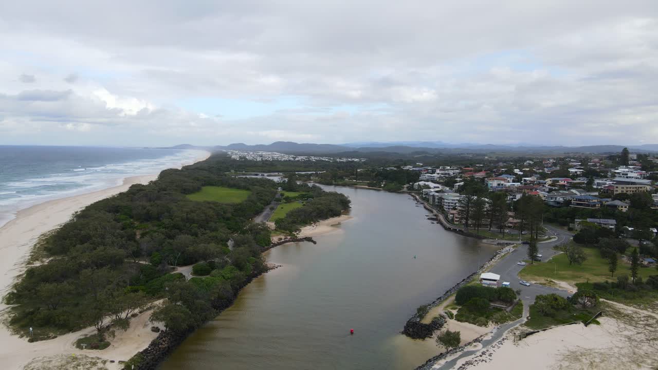 Cudgen Creek con vista sulla città costiera di Kingscliff e sull'Oceano Pacifico - Spiaggia di Kingscliff nel NSW, Australia.