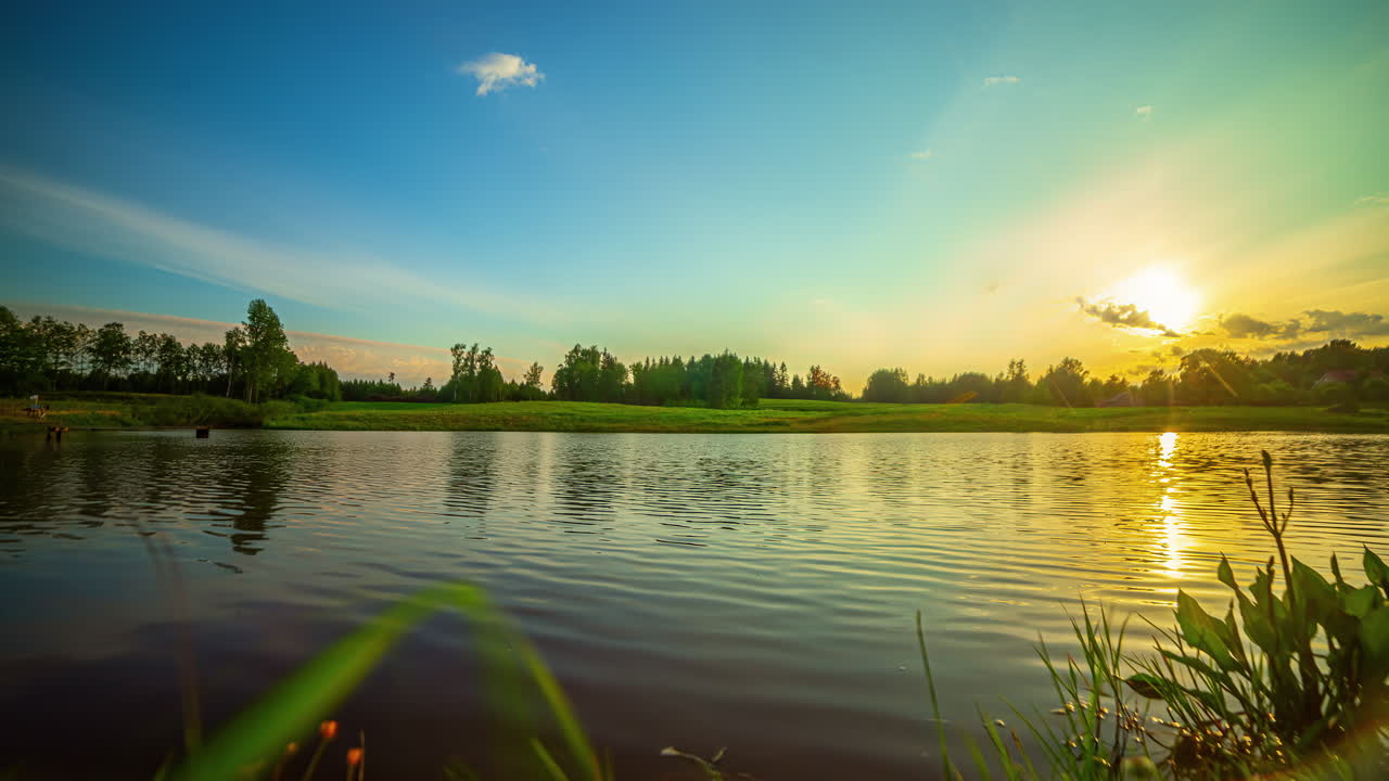 호수 위의 아름다운 일몰 타임  ⁇ 스, 생생한 풍부한 색상, 서사시적인 일몰, 광각
