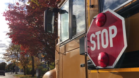 señal de parada de autobús escolar árboles de otoño regreso a la escuela