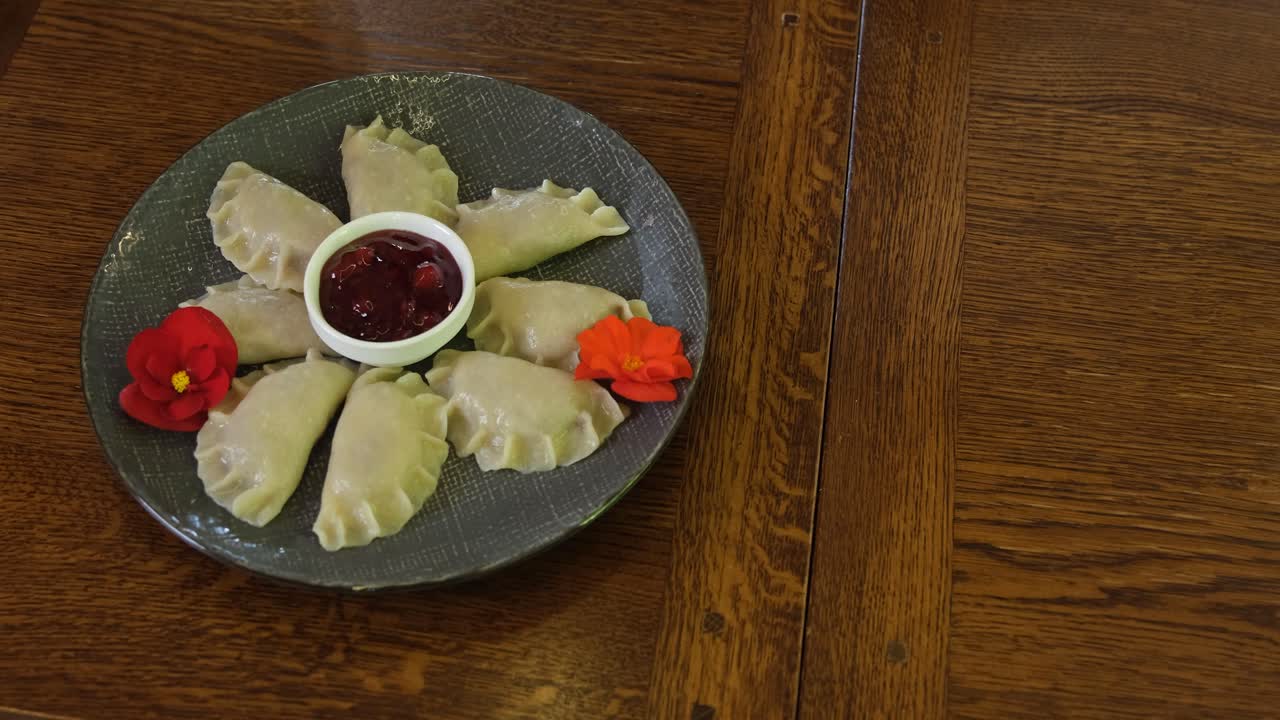 신선한 수제 라비올리 만두 파스타, 붉은 마멀레이드와 블랙커런트 가니쉬, 건강한 맛있는 전통 음식