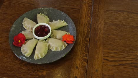 Frische-Handgemachte-Ravioli-Knödelnudeln,-Serviert-Mit-Roter-Marmelade-Und-Schwarzer-Johannisbeergarnitur,-Gesundes,-Leckeres-Traditionelles-Essen