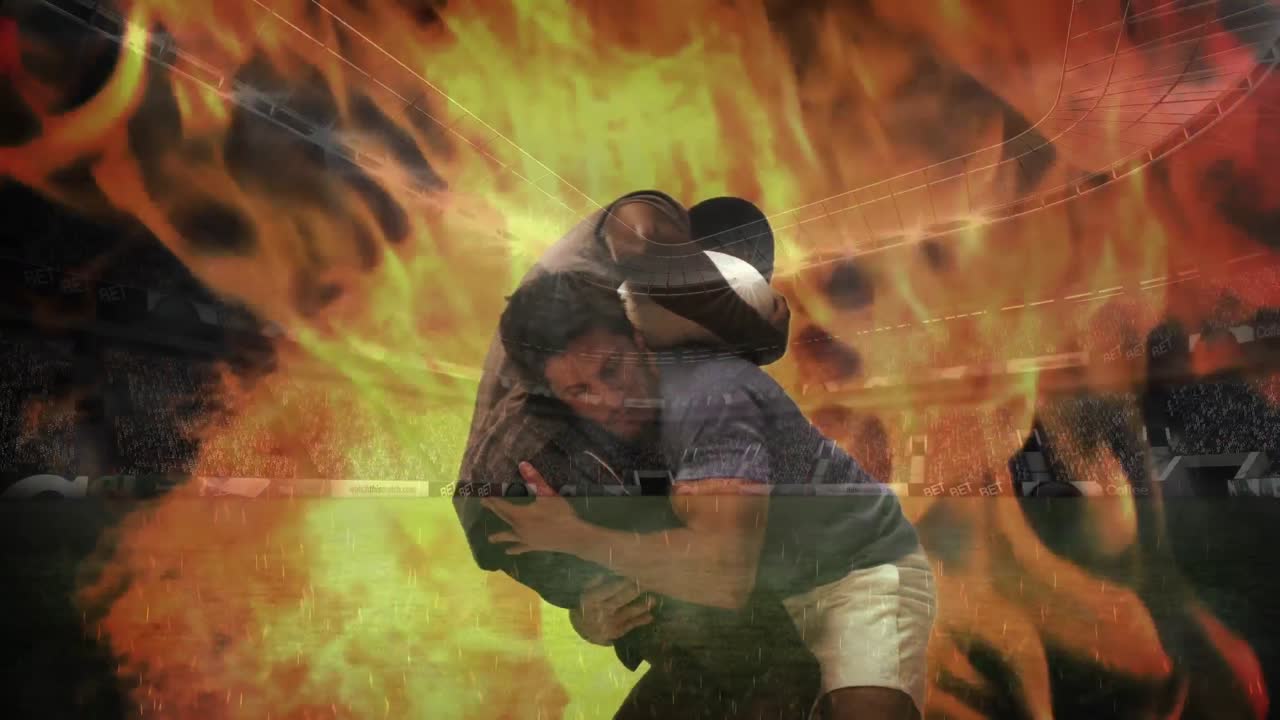 jugador de rugby atrapando a otro jugador de rugby con fuego en el fondo