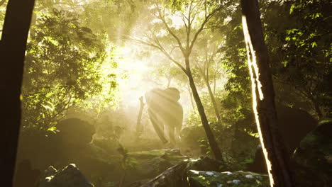 gran elefante mirando desde una jungla verde a la cámara