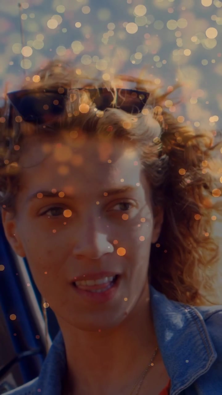 Video verticale: Donna che si gira nel veicolo verso la telecamera dopo un segnale dell'amico, parlando di viaggi con effetto bokeh.