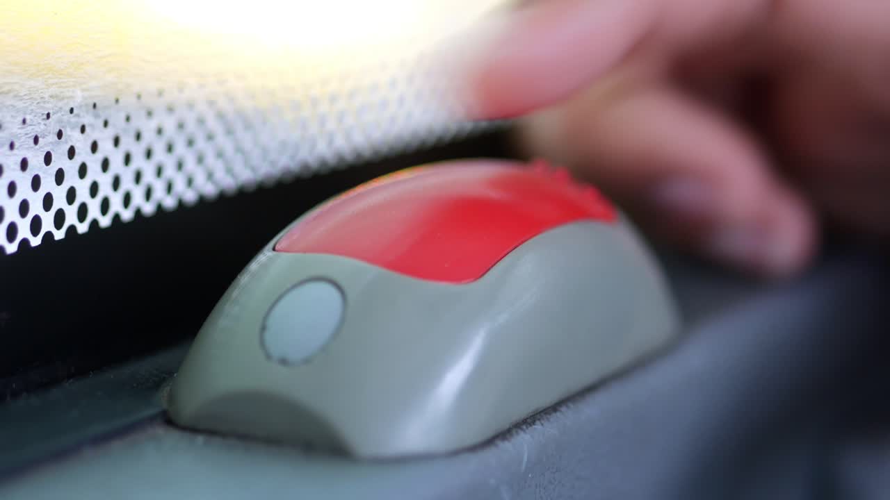 자동차 창문 버튼을 누르는 사람