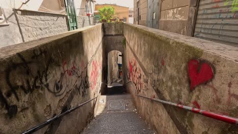 graffiti corazón en la pared de la escalera en nápoles