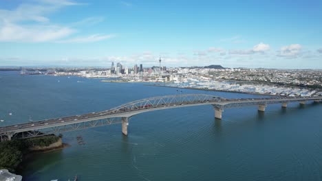 Vehículos-Que-Circulan-Por-El-Puente-Del-Puerto-De-Auckland-A-Través-Del-Puerto-De-Waitemata-En-Auckland,-Nueva-Zelanda