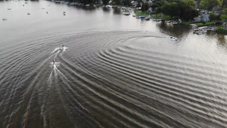 Während-Die-Sonne-über-Einer-Kleinen-Stadt-Im-Westen-Von-Wisconsin-Untergeht,-üben-Wasserskifahrer-1