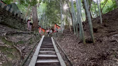 en cámara lenta subiendo las escaleras en el templo de fushimi inari taisha en japón