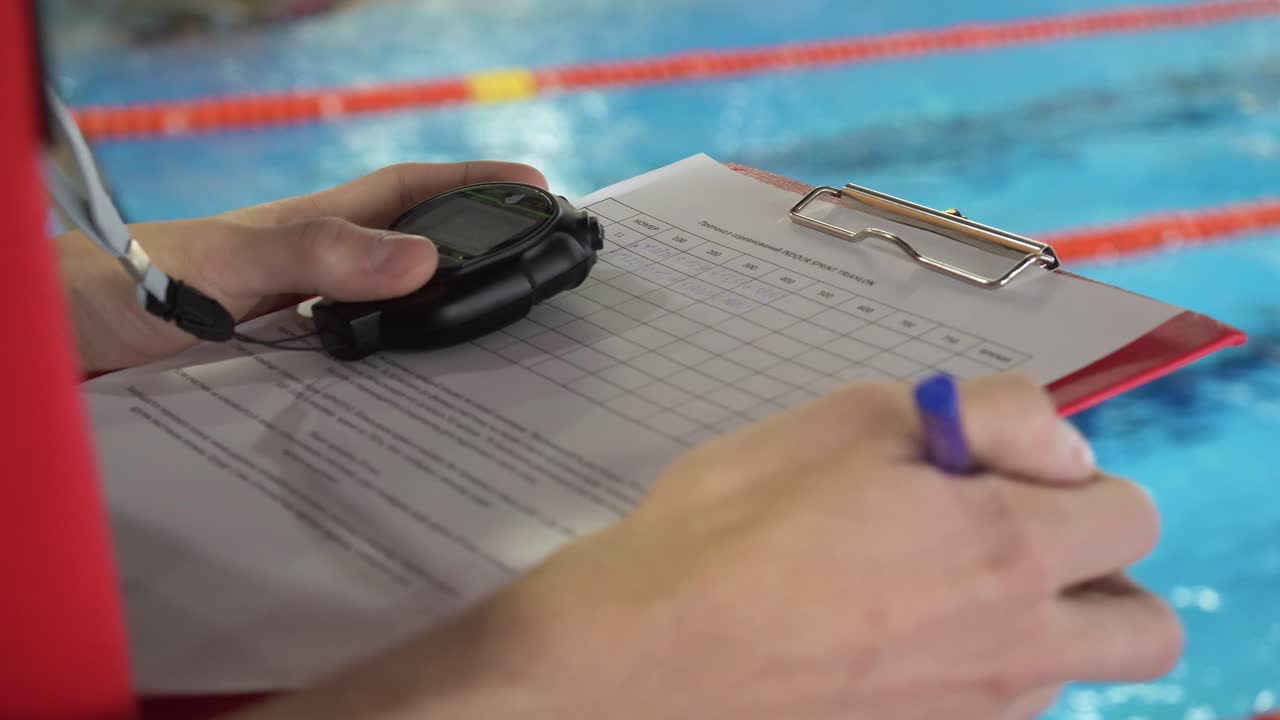 entrenador de natación registrando tiempos