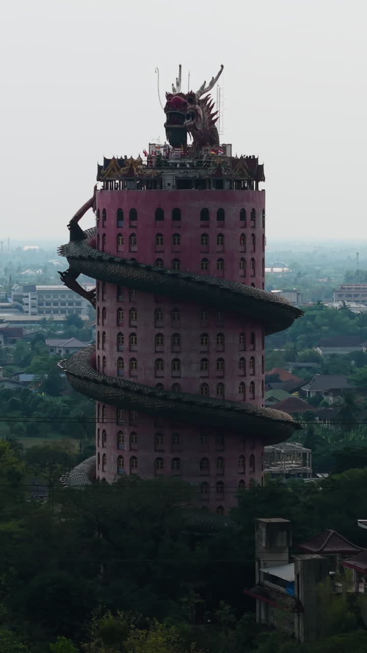 Wat Samphran Dragon Temple di Thailand