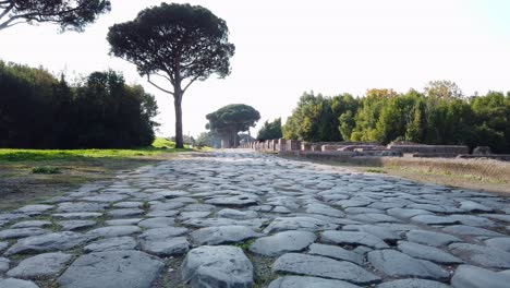 Camino-Romano-Empedrado-En-La-Entrada-De-Ostia-Antica,-Un-Sitio-Arqueológico-De-Fama-Mundial