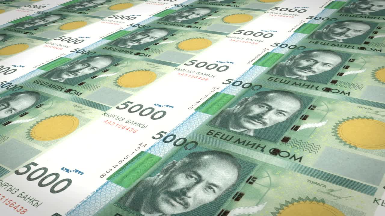 billetes de cinco mil som kirguís de kirguistánl rodando, dinero en efectivo, bucle
