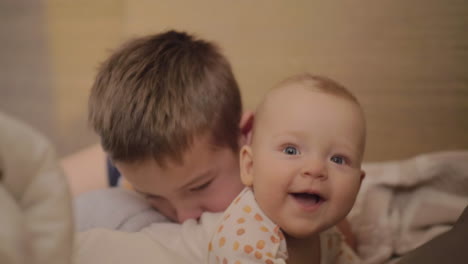 Glücklicher-Kleiner-Junge-Mit-Seiner-Kleinen-Schwester