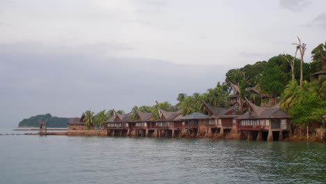 Villa-Am-Meer-Bei-Sonnenuntergang,-Die-Eine-Ruhige-Und-Luxuriöse-Atmosphäre-Bietet