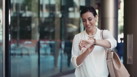 Hermosa-Mujer-Inteligente-Del-Medio-Oriente-Caminando-Hacia-El-Trabajo-Entrando-Al-Edificio-Corporativo-De-Vidrio