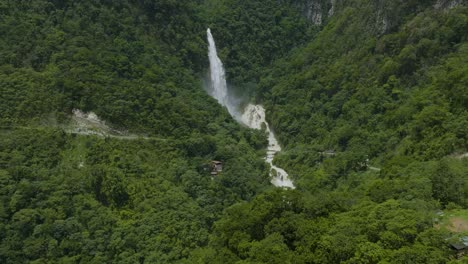 acercamiento aéreo a la hermosa cascada en las selvas de veracruz, méxico