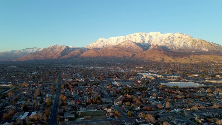 Veduta panoramica del Monte Timpanogos nello Utah coperto di neve in autunno - ampia ripresa panoramica.