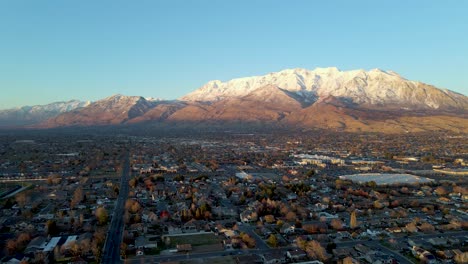 vista panorámica del monte timpanogos en utah cubierto de nieve en la temporada de otoño - toma panorámica amplia