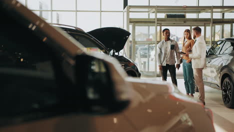 negociación de ventas de automóviles en una sala de exposiciones