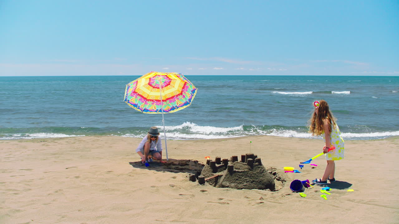 아이들이 해변에 모래 성을 짓고 있습니다.