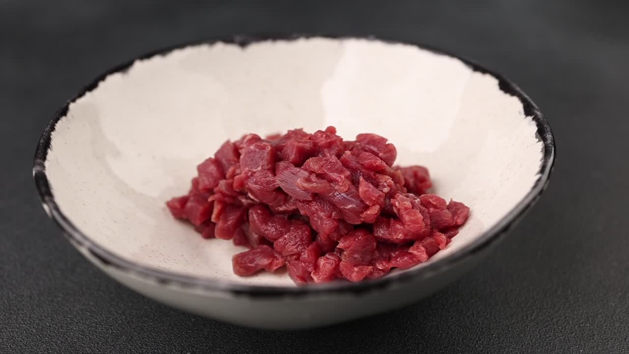 겨자 소스와 함께 고기 카파치오를 준비하는 것