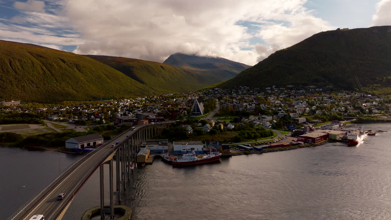 Urban hamn, höstlandskap, brotransport, Tromsø stad
