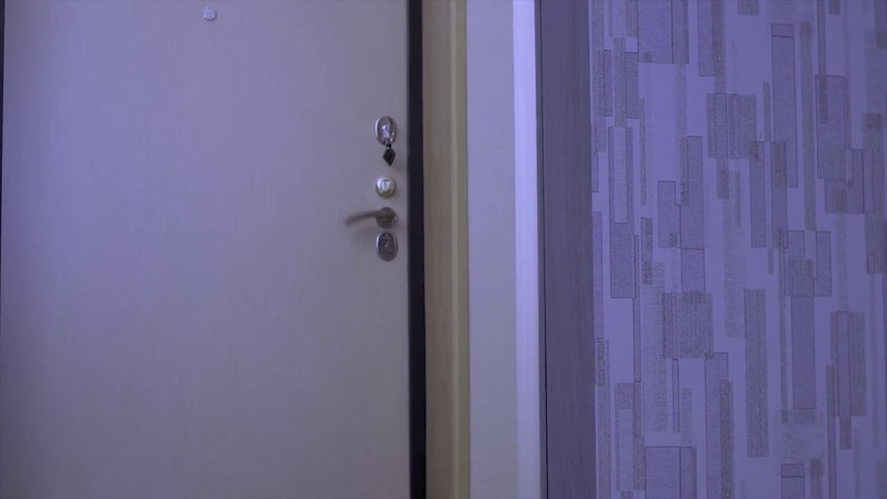 человек у двери ночью