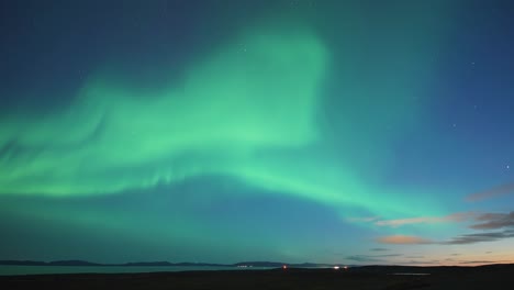 Una-Hermosa-Danza-De-La-Aurora-Boreal-En-El-Cielo-Estrellado-Nocturno-Sobre-El-Mar