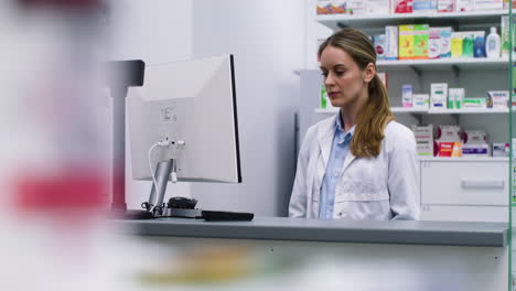 Mujer-Trabajando-En-La-Farmacia