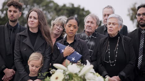 funeral, cementerio y familia con bandera estadounidense