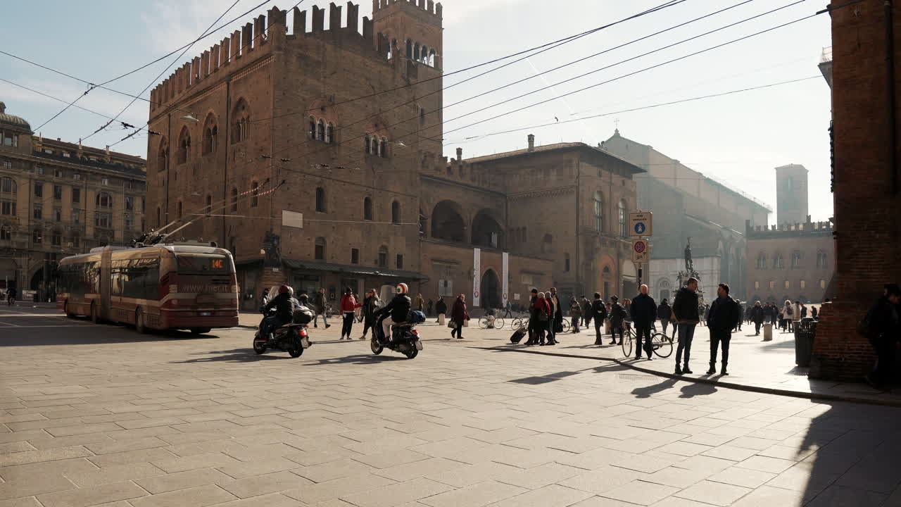 이탈리아 볼로냐 시내 중심부: 트램과 사람들로 비는 광장