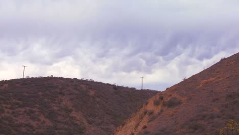 nubes festoneadas flotan sobre una ladera en california