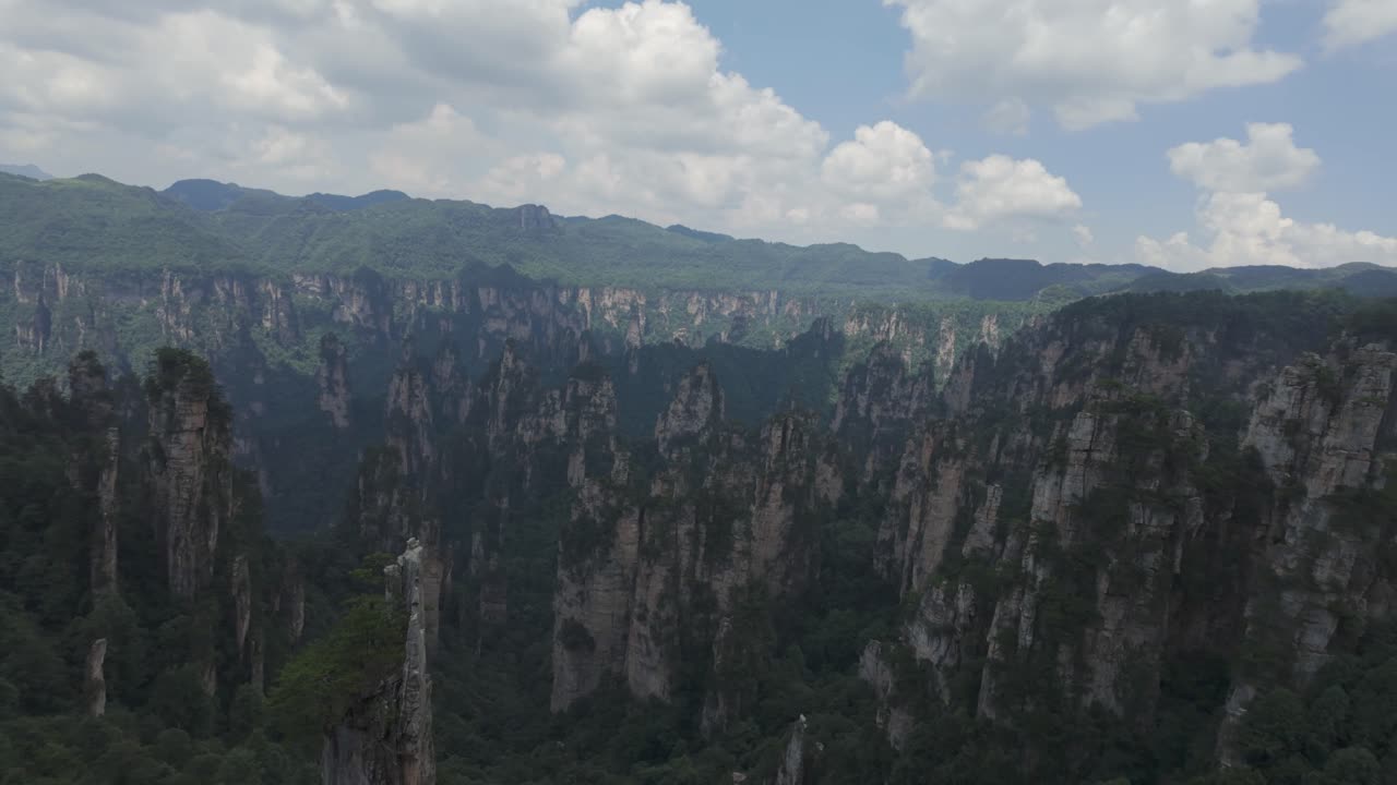 Vista aerea dei pilastri di arenaria del Parco nazionale di Zhangjiajie