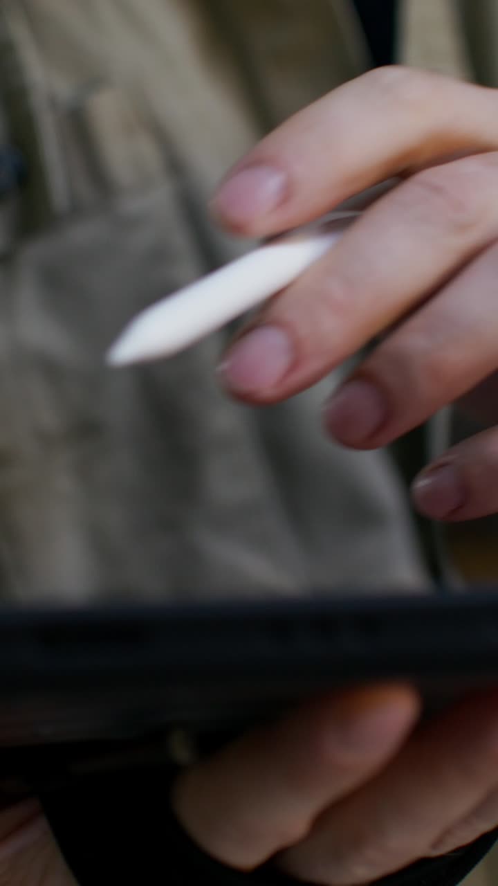 persona que utiliza una tableta con un lápiz