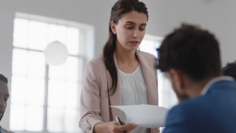 Managerin-Des-Unternehmensteams-Beim-Brainstorming-Mit-Kollegen,-Die-Projektstrategie-Besprechen-Und-Ideen-Im-Büro-Austauschen