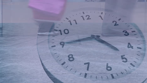 personas caminando lentamente con el reloj moviéndose rápido en primer plano