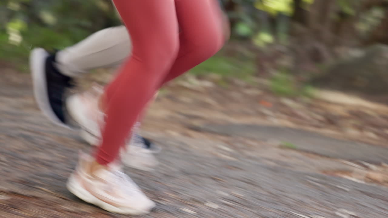 piernas, correr y hacer ejercicio al aire libre en un parque