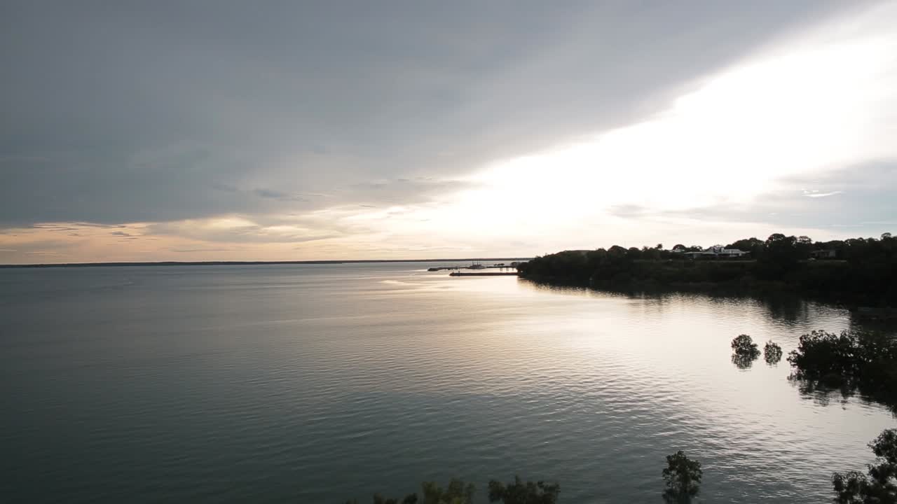 Vista sull'oceano al tramonto dalla terraferma