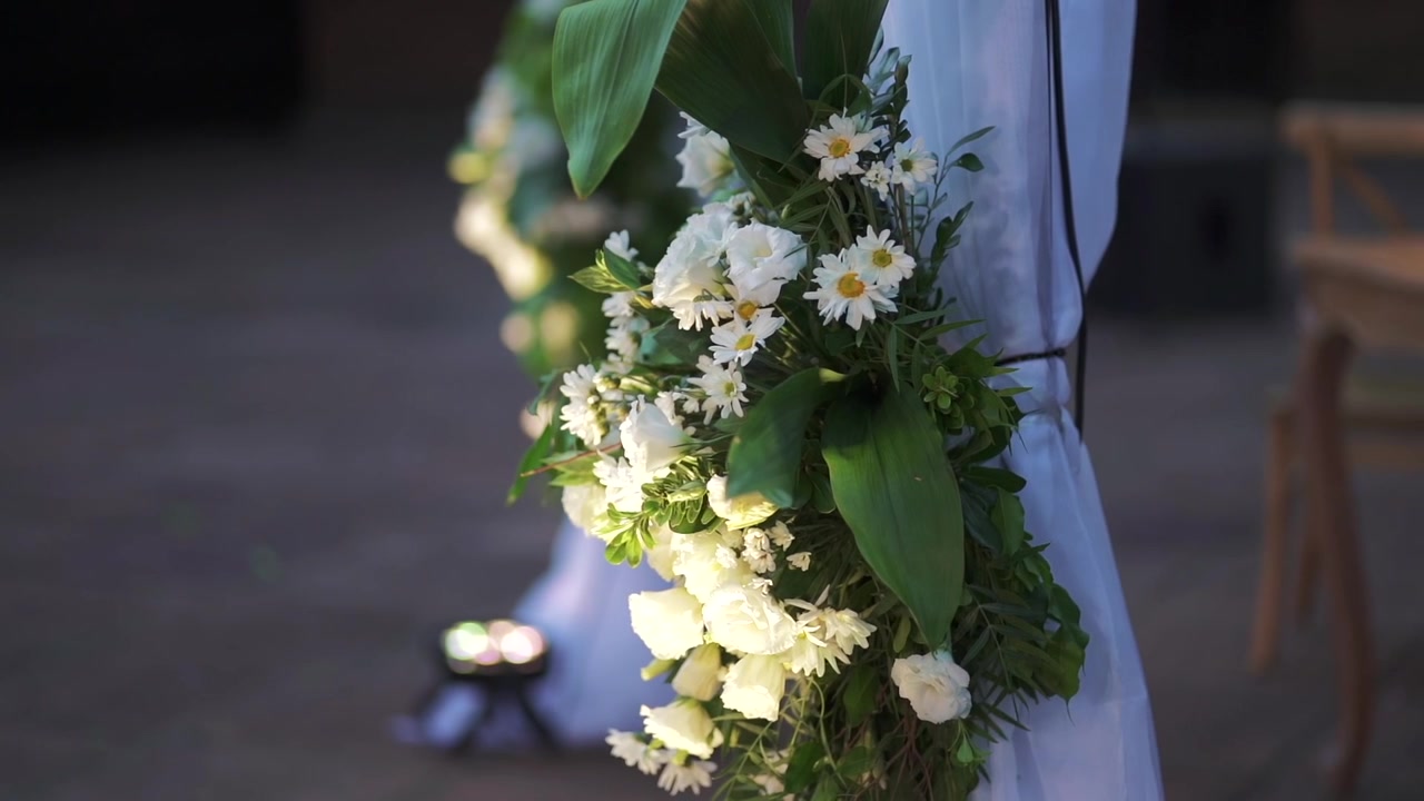 Fiori legati a pali nelle decorazioni nuziali.