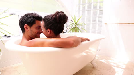 pareja atractiva tomando un baño juntos