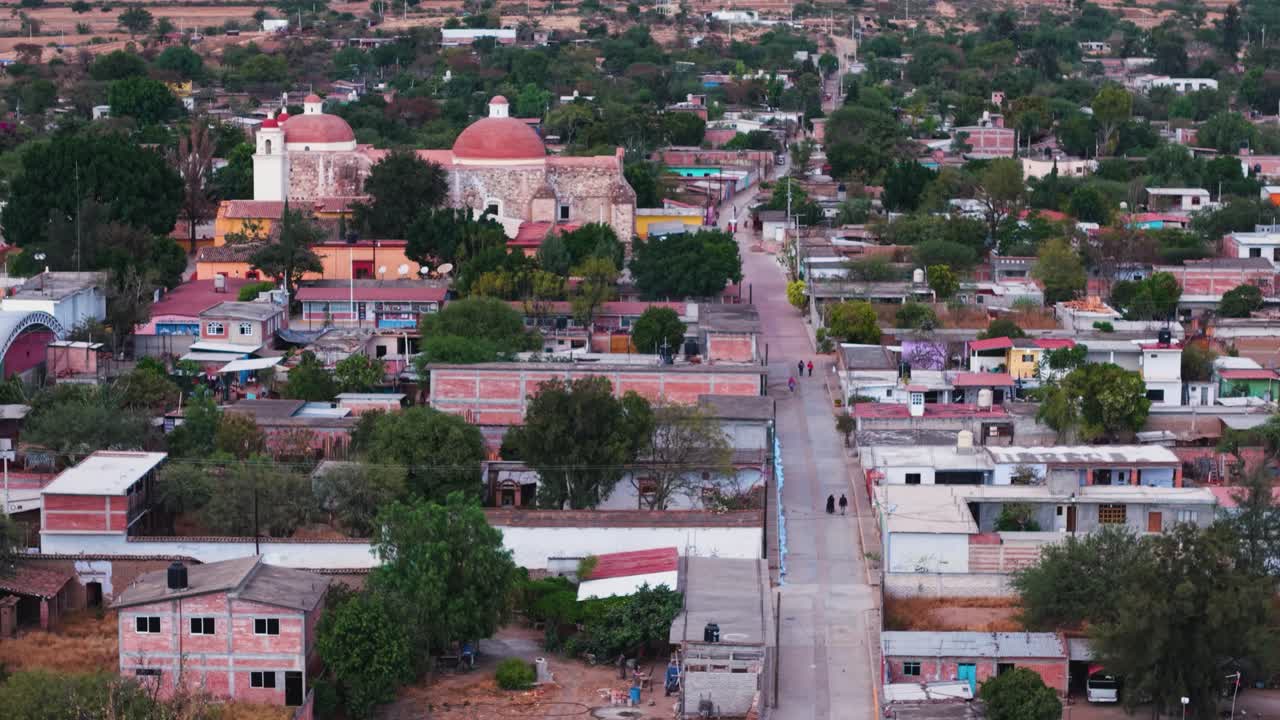 Droonikuva kaduista ja taloista maaseudulla sijaitsevassa Oaxacan kylässä