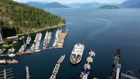 Ferry-Que-Llega-A-La-Terminal-Cerca-Del-Puerto-Deportivo-De-Sewell-En-Horseshoe-Bay-En-Vancouver,-Canadá