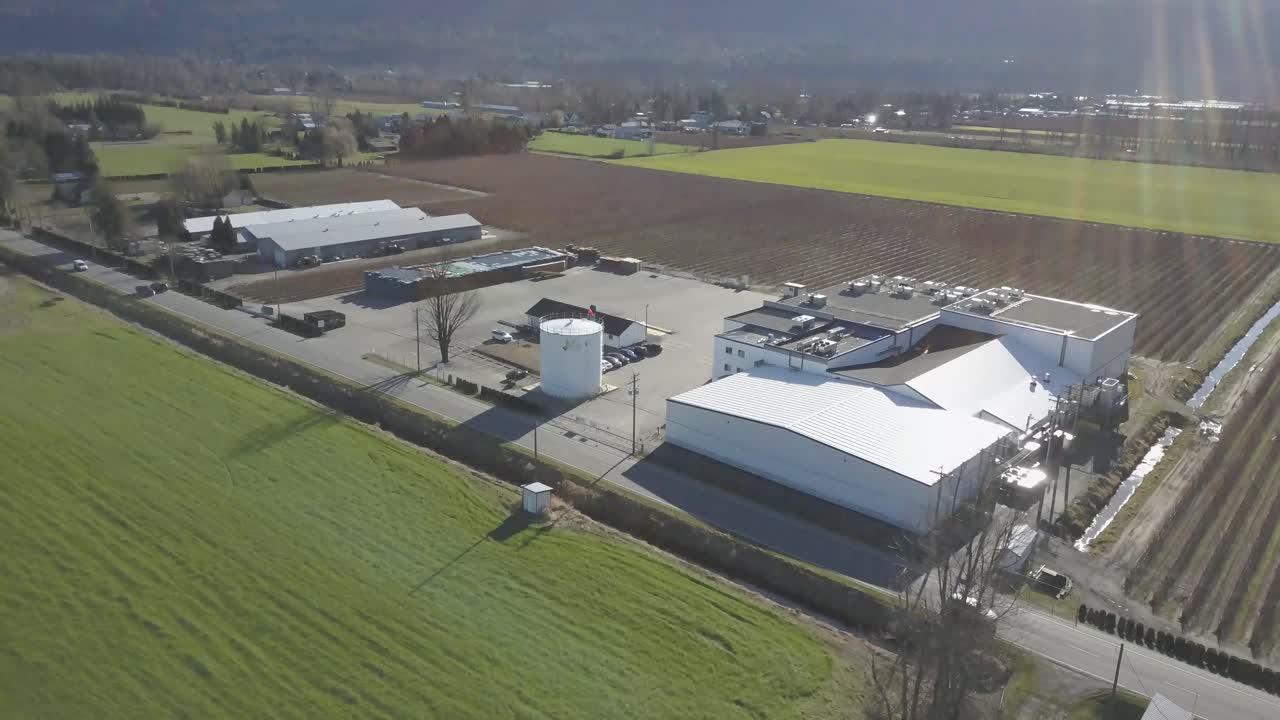 toma de dron 4k de la granja de bayas