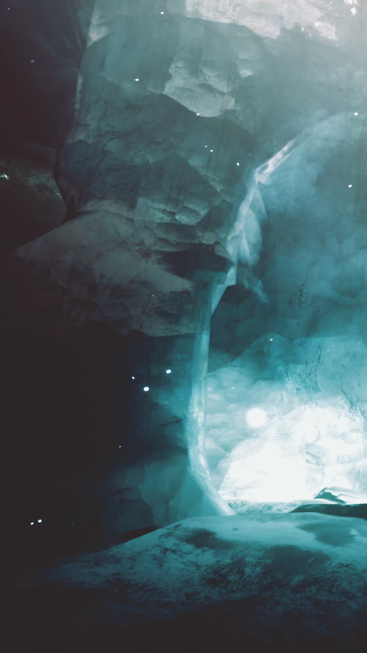 Acqua che scorre attraverso una grotta con luce soffusa in un ambiente buio vicino a una parete rocciosa