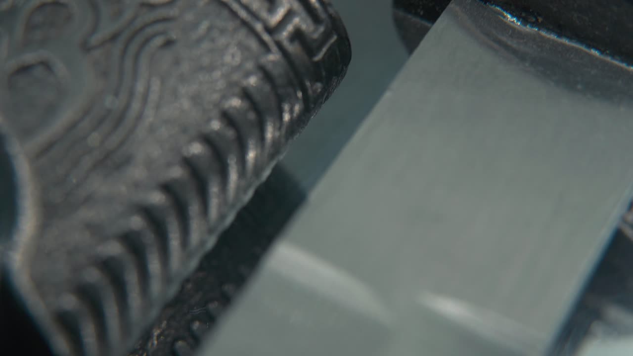 un macro close-up de dos antiguos cuchillos de plata, un arma antigua china, una hoja histórica de época, un viejo acero decorativo, una daga tradicional, iluminación profesional, un video cinematográfico en 4k inclinado hacia arriba