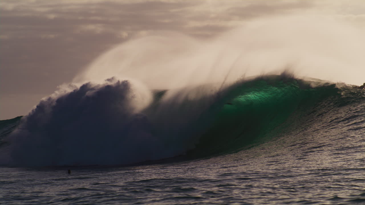 imagen perfecta grandes olas se estrellan arrojando niebla como la tabla de surf salta