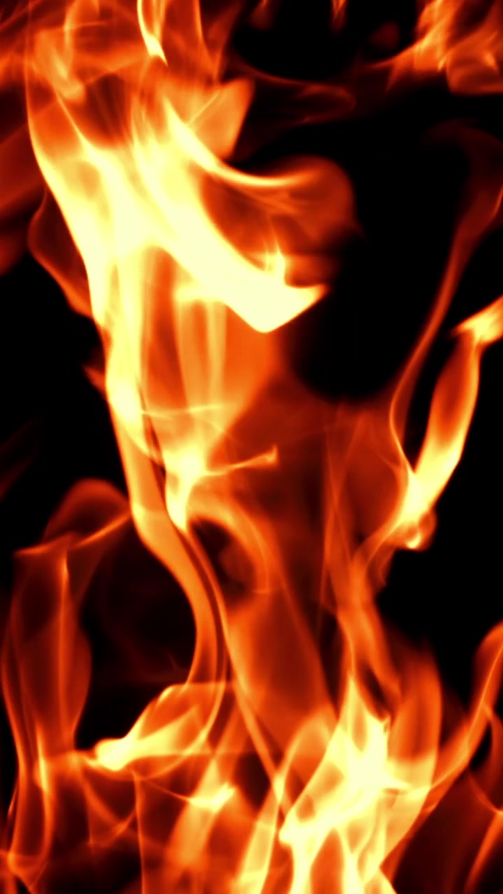 Fiamme vivaci al rallentatore su sfondo nero