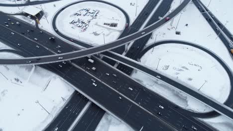 Vista-Aérea-De-Una-Intersección-De-Autopistas-Cubierta-De-Nieve-En-Invierno.