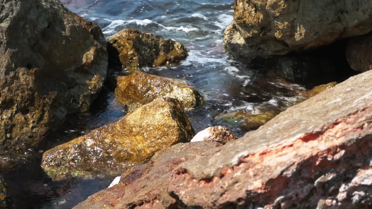Su una costa rocciosa del mare